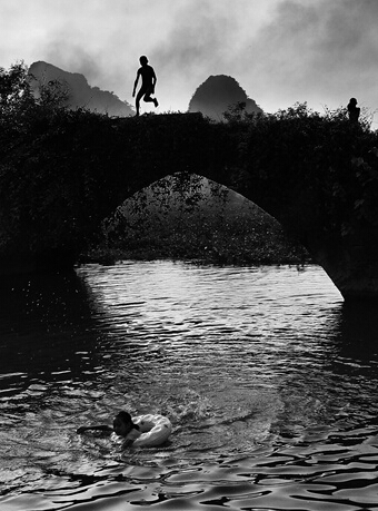 村童戏水(黑白)