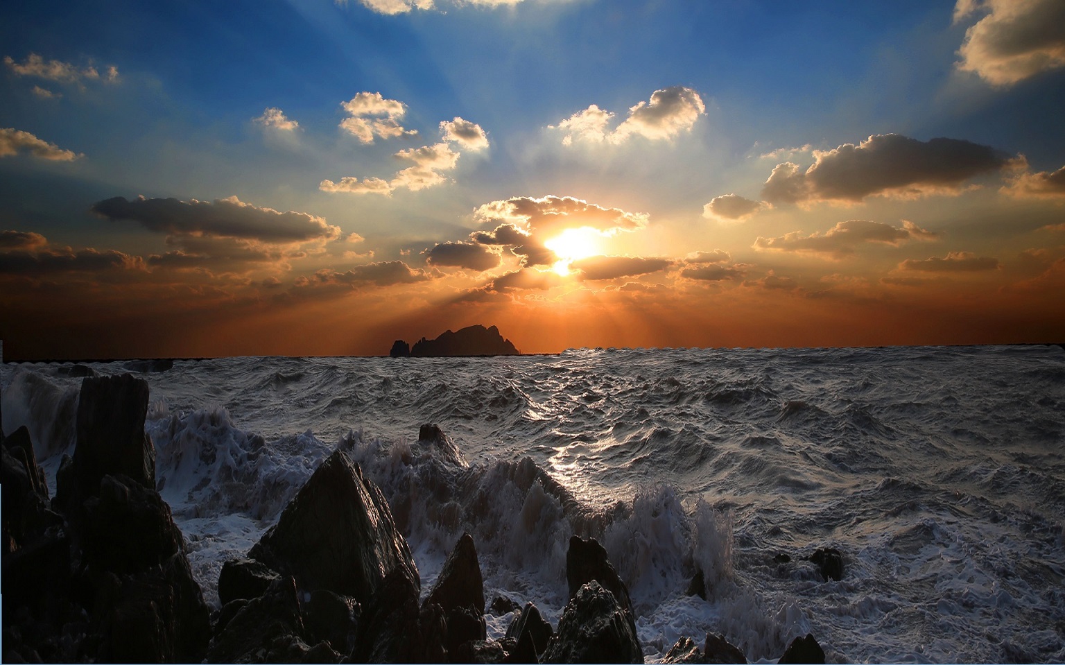 海浪迎晚霞