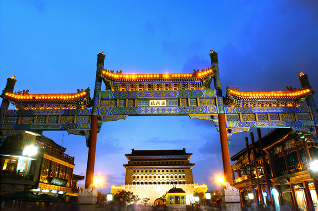 正阳门南的五牌楼上"正阳桥"匾还在,但护城河以及桥已经不复存. .