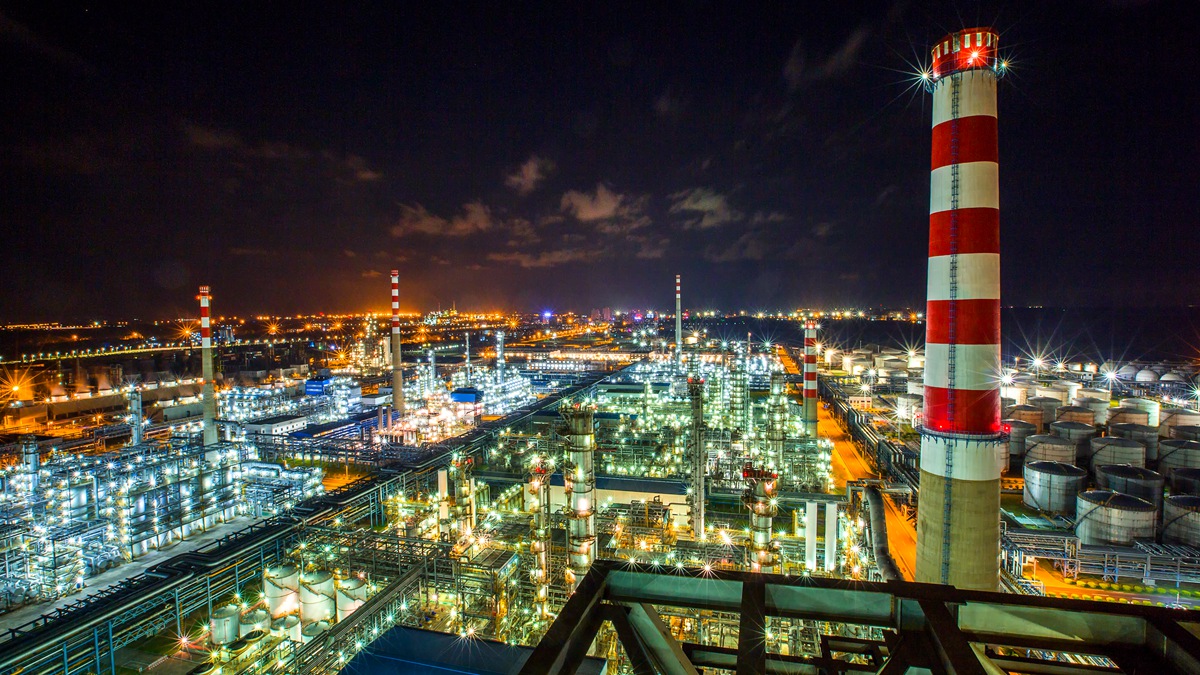 华灯初上石油城