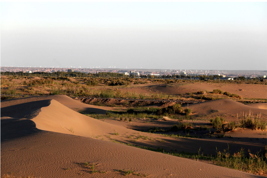 沙漠与城市 2015年9月于磴口.jpg