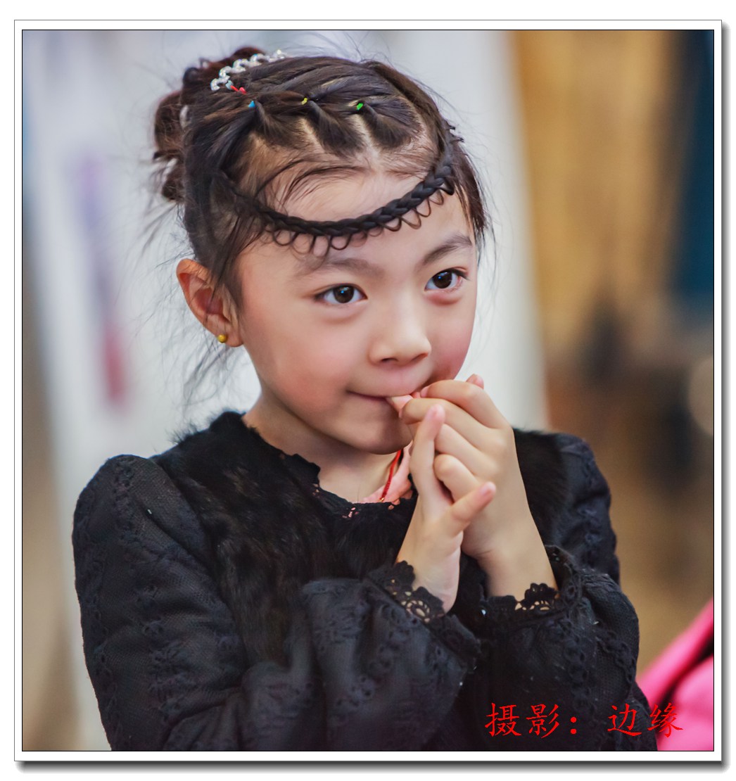 偷拍天真可爱的小丫头