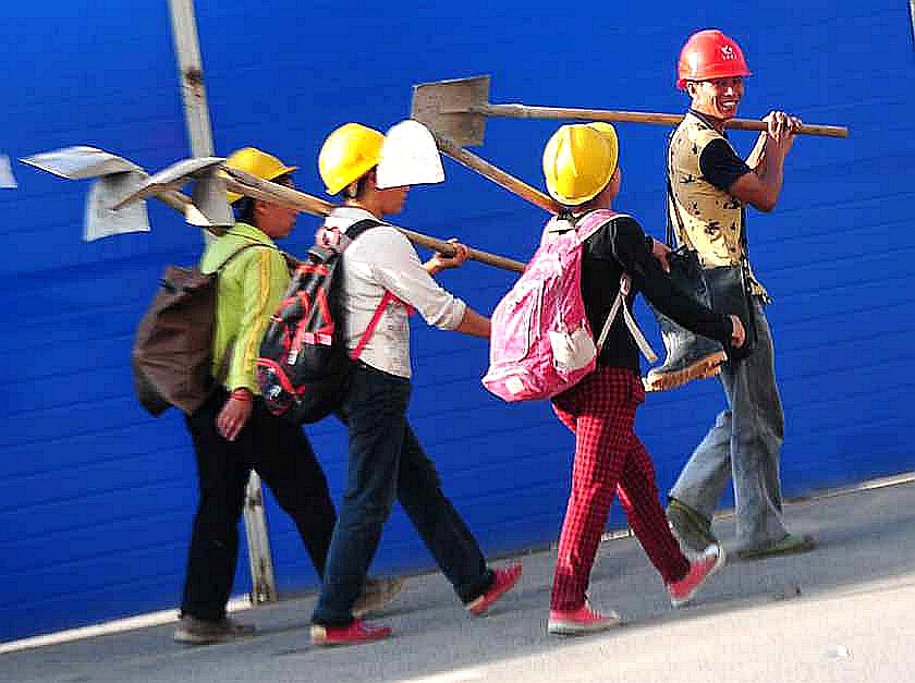 农民工进城打工加快了城市建设步伐,他们在工作中吃苦耐劳,不怕 .