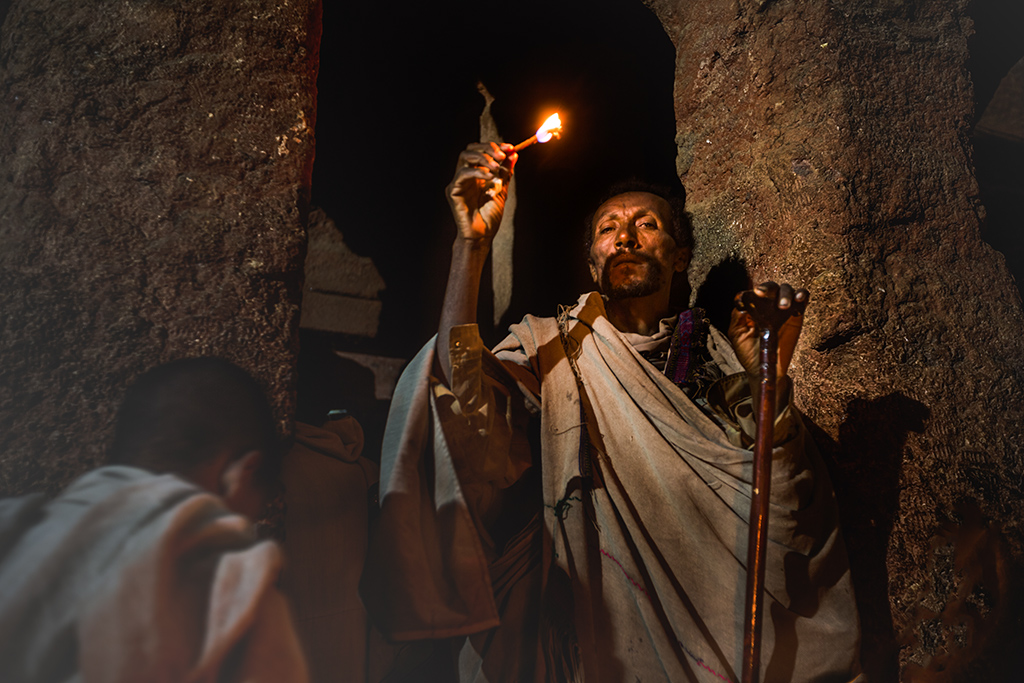 凌晨教徒们手举明灯,诵经祈祷,祈祷光明,找寻方向,寻求安宁.