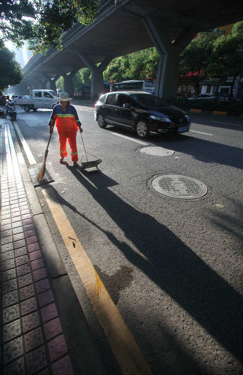贵阳环卫女工顶着列日扫大街