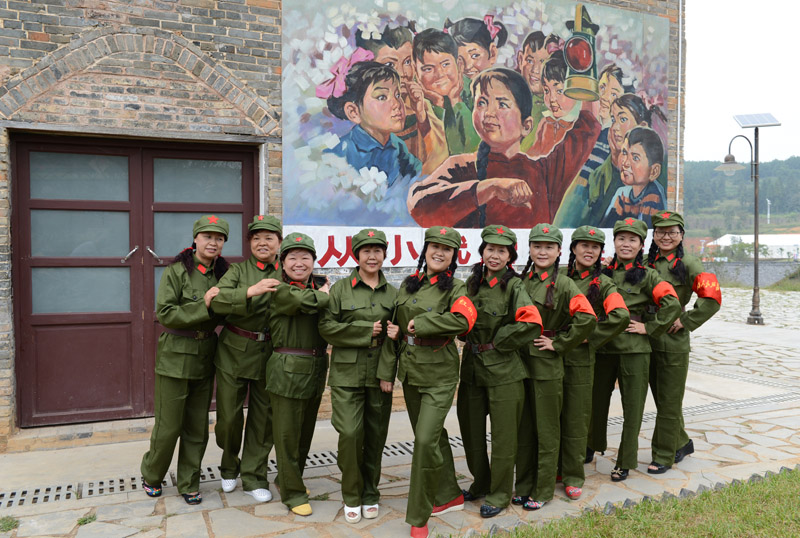 贵阳:知青文化园游客火爆羊昌花画小镇