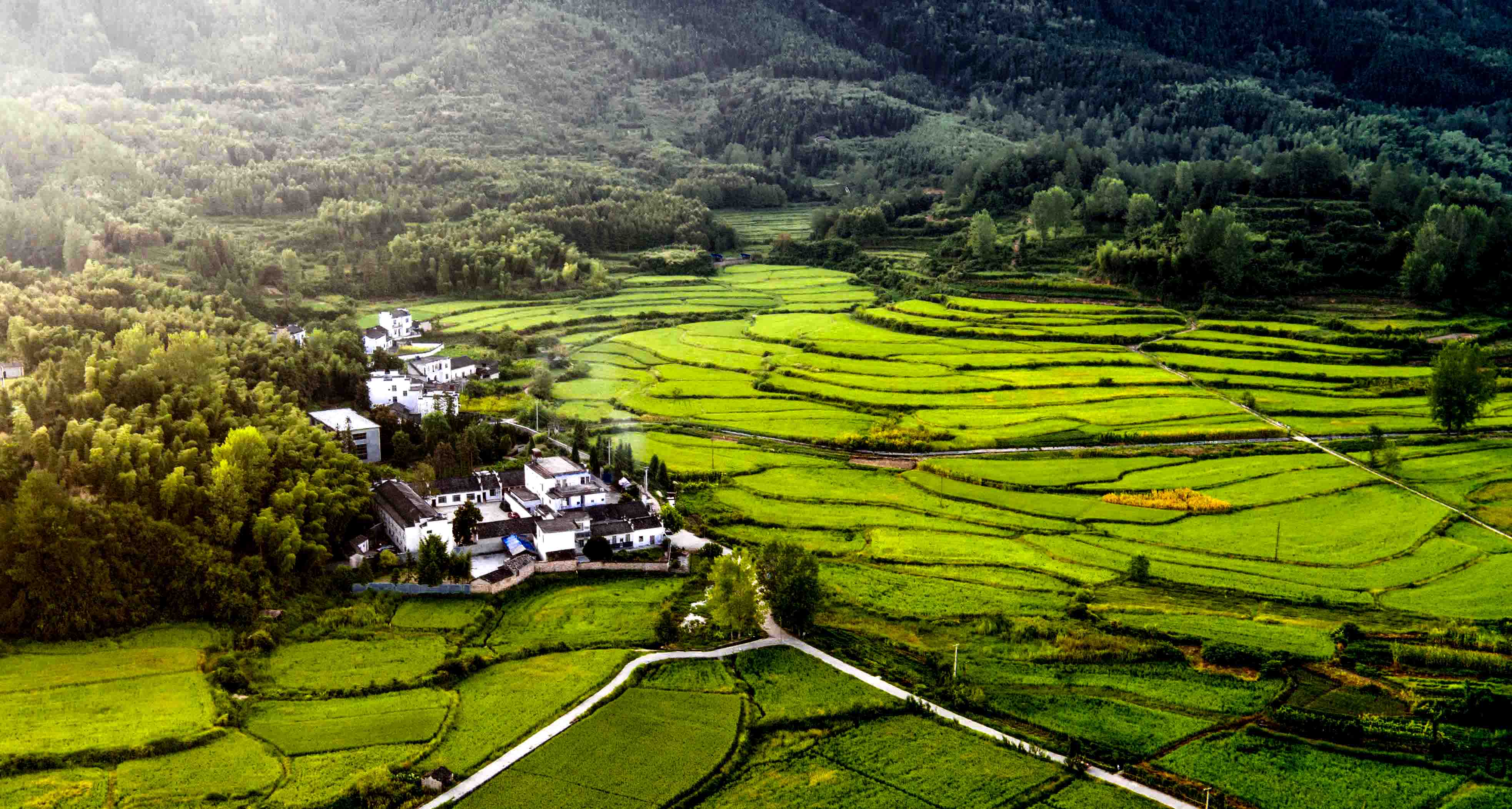 《山脚下的小山村》