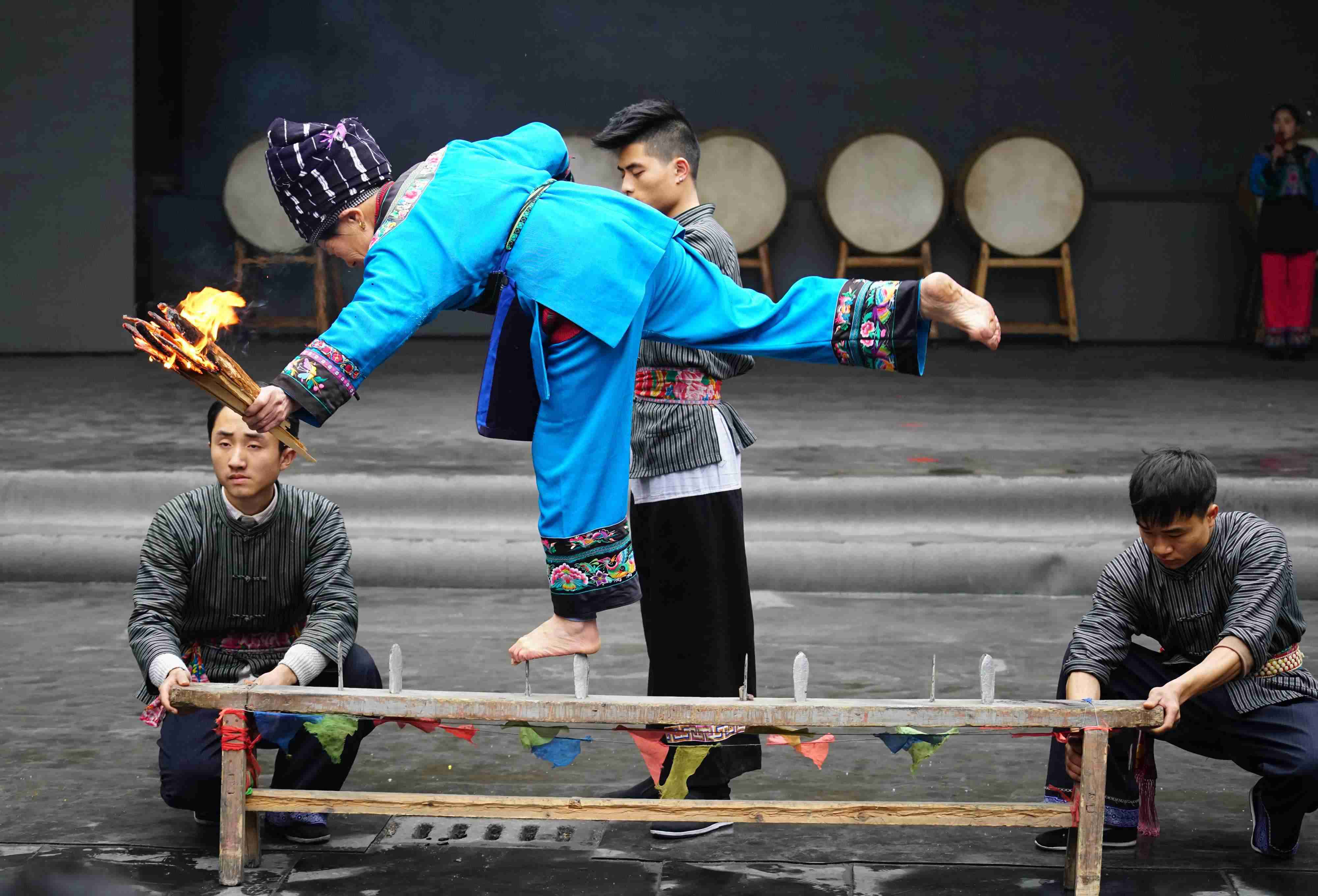 赤脚踩刀尖——2017年1月29日于湘西凤凰古城苗寨