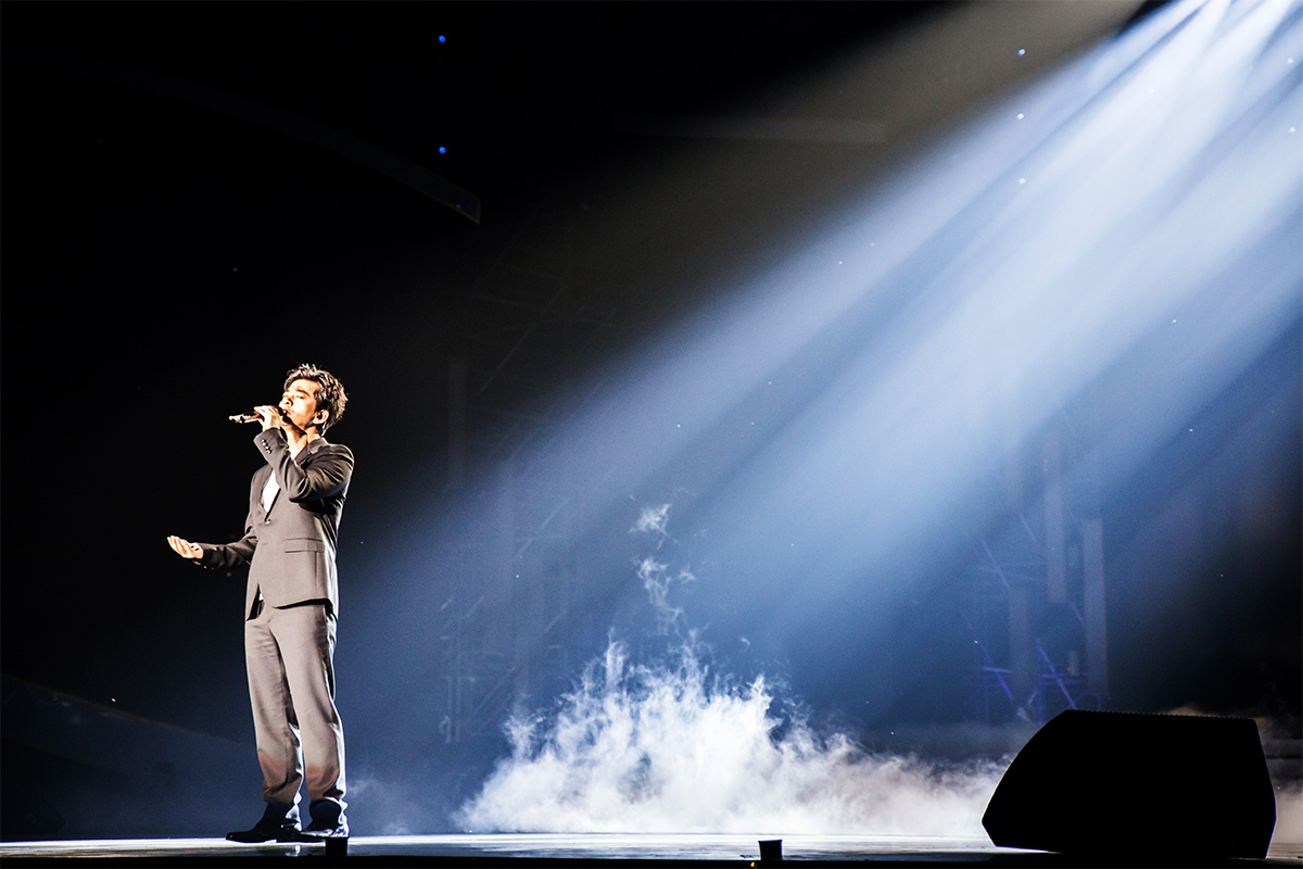 聚光灯下-歌手李健-《大众摄影》俱乐部团体会员——粤东潮人摄影