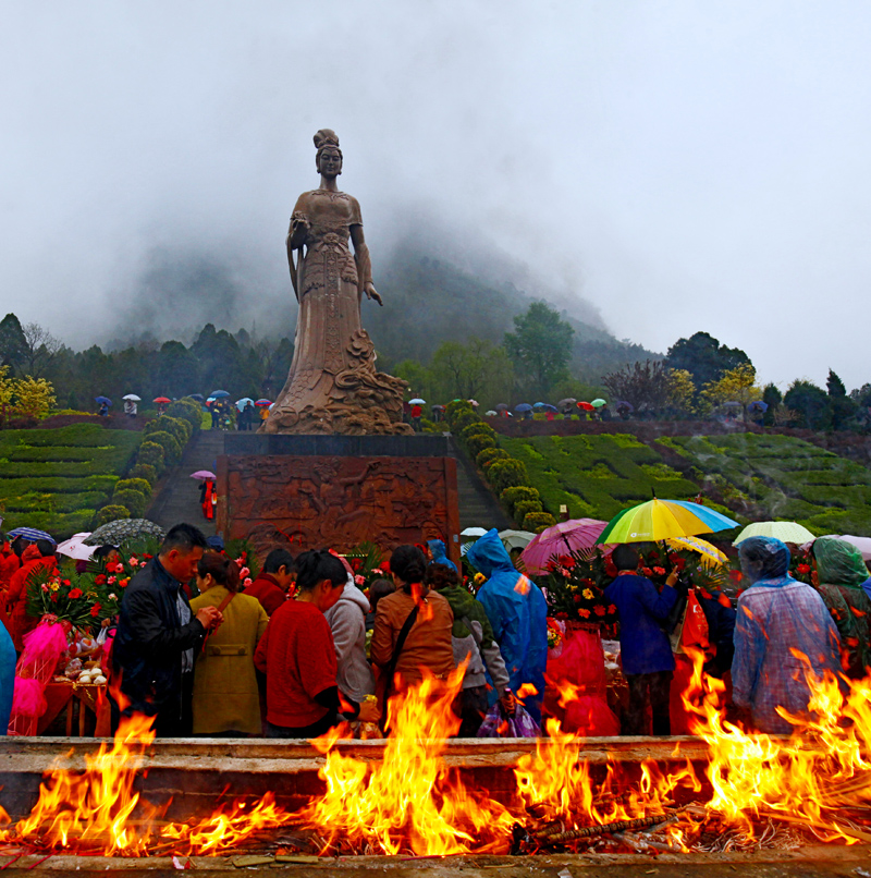 朝拜(2015年4月河北省涉县娲皇宫一年一度的女娲庙会上,春雨潇潇,人涌