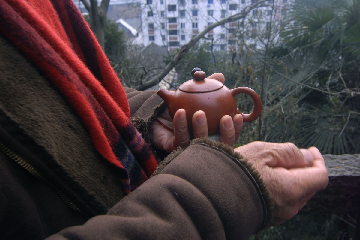 018也有用紫砂壶喝茶的人,挺讲究的.jpg