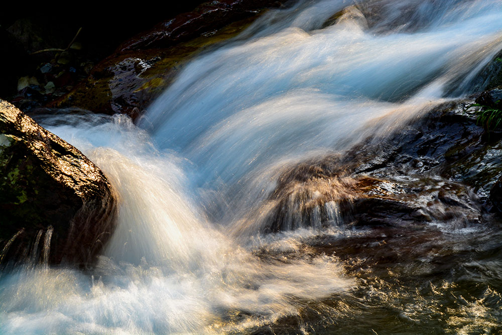 绵绵山瀑长流不息