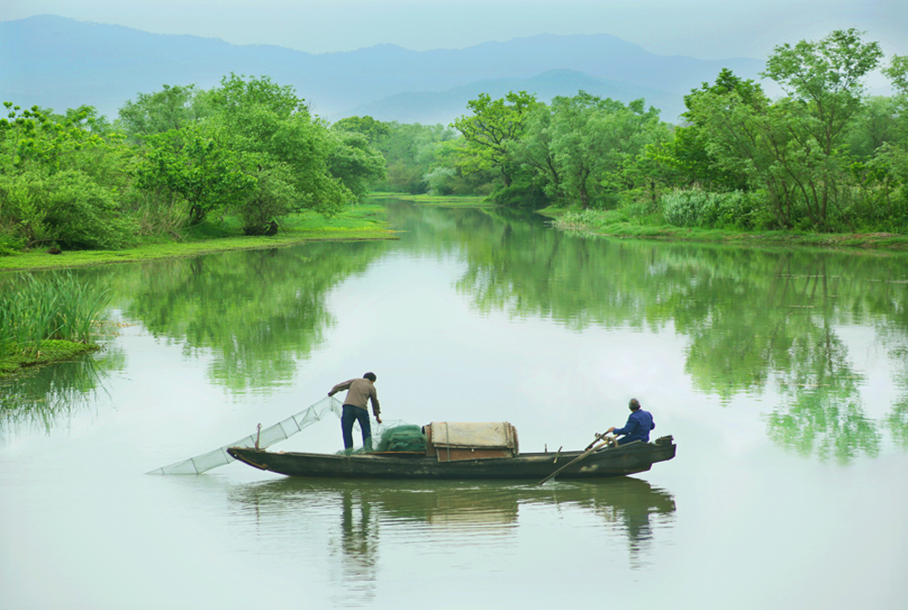 宁静湖中泛轻舟