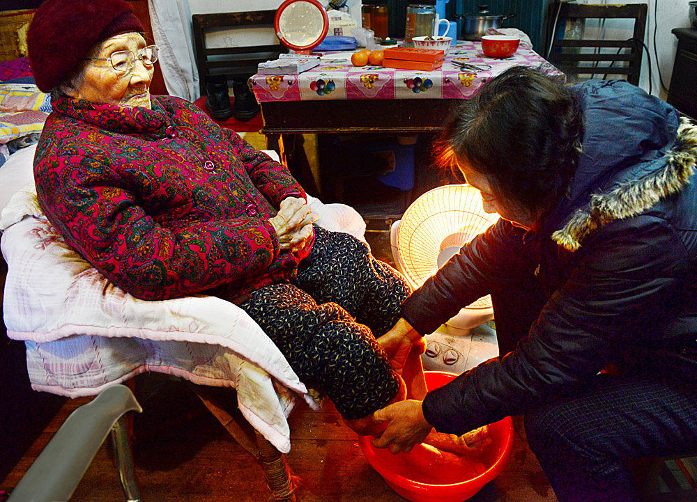 为109岁老人洗脚