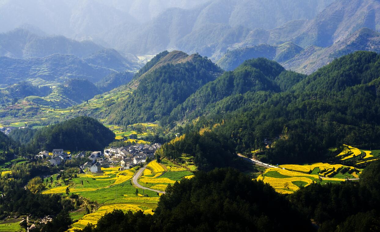 群山环抱小山村