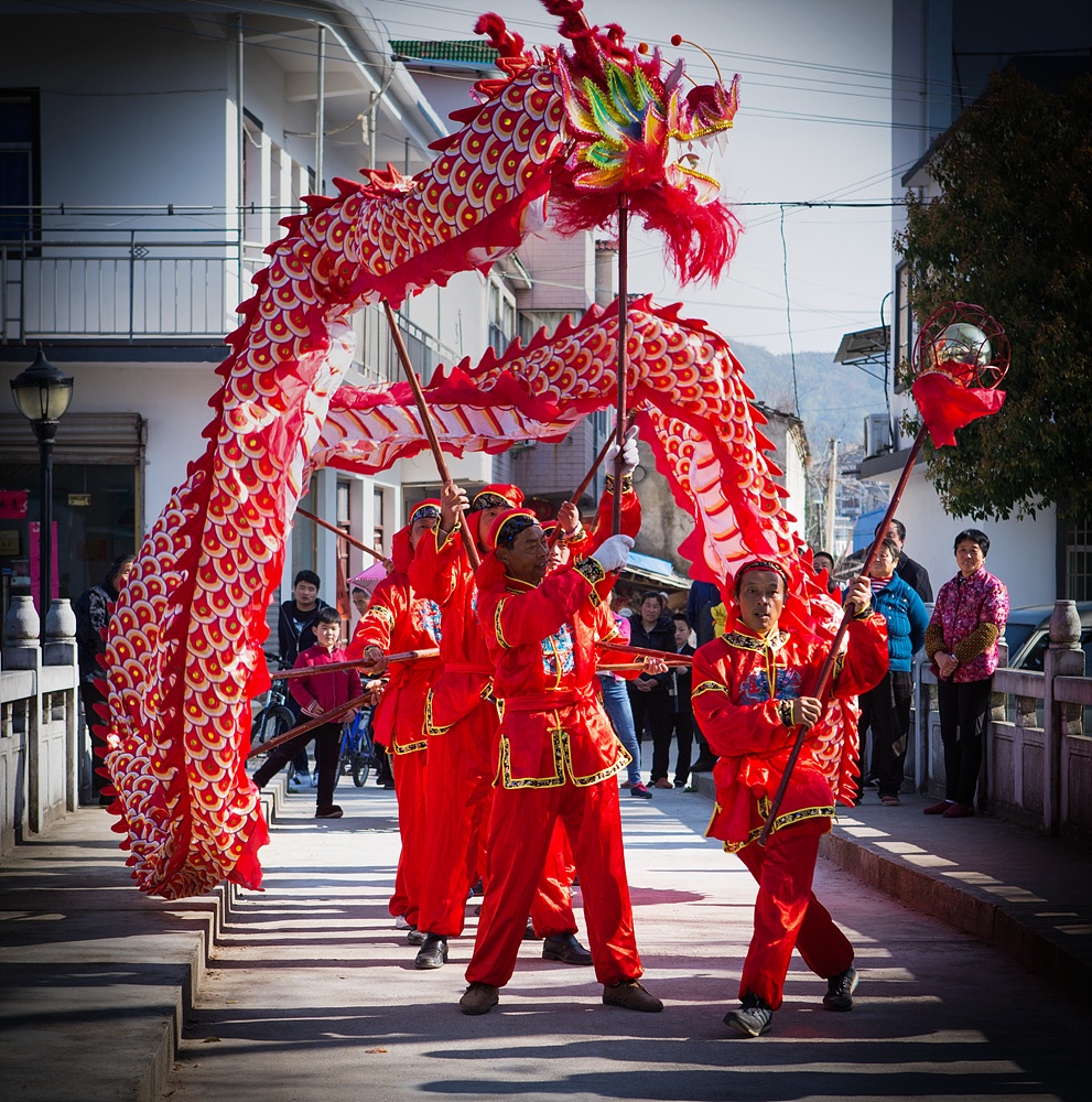 《舞龙迎春》-《大众摄影》全国特色小镇之"摄影小镇——陵阳"全国
