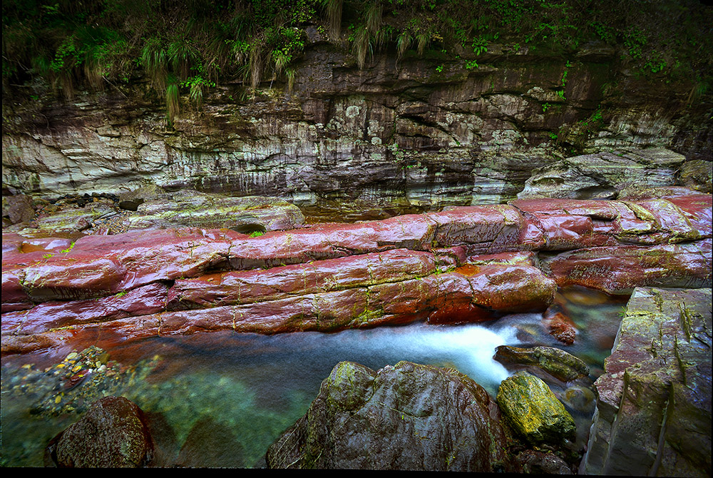 峡谷红装.石台县七彩玉谷.jpg