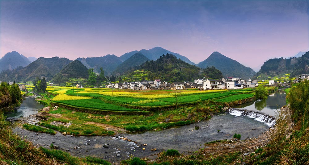 溪水环绕乡村美