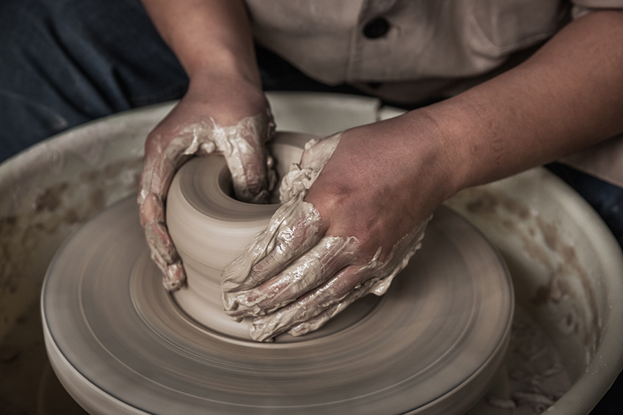 《青瓷技艺》组照之1(拉坯).jpg