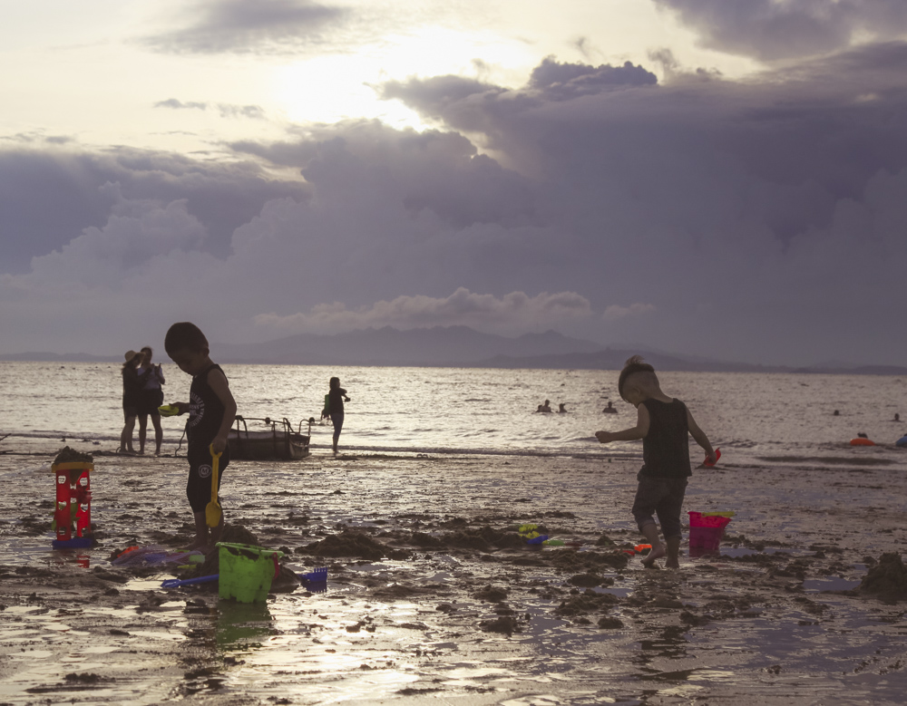 8拍摄于福建莆田,在南日岛,孩子们在沙滩上玩耍,我想起了童年是如此之