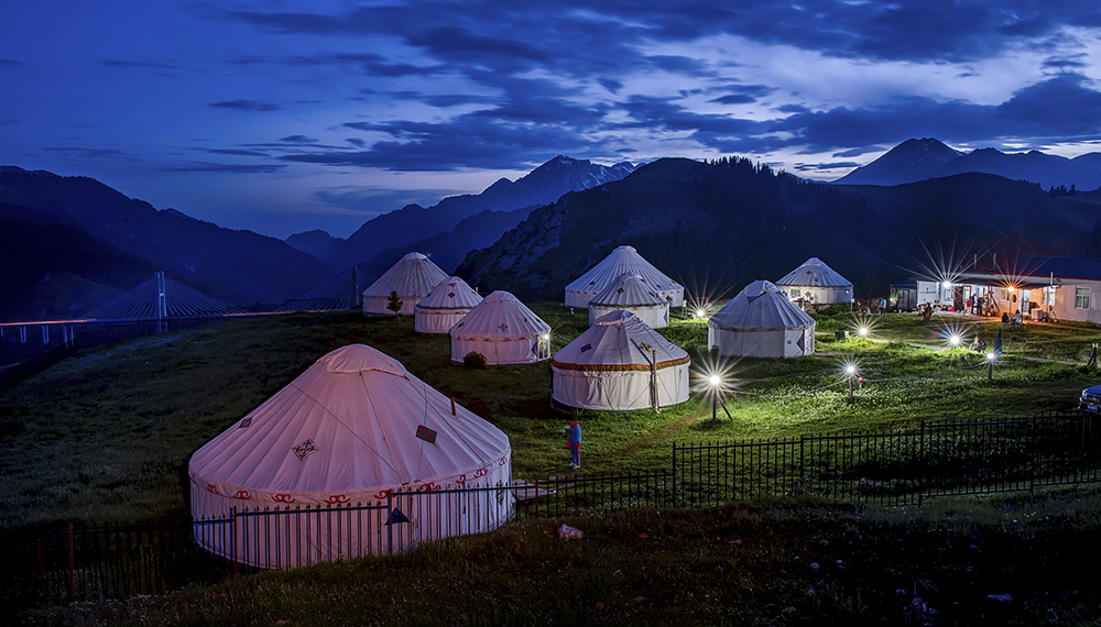 《夜幕下的毡房》