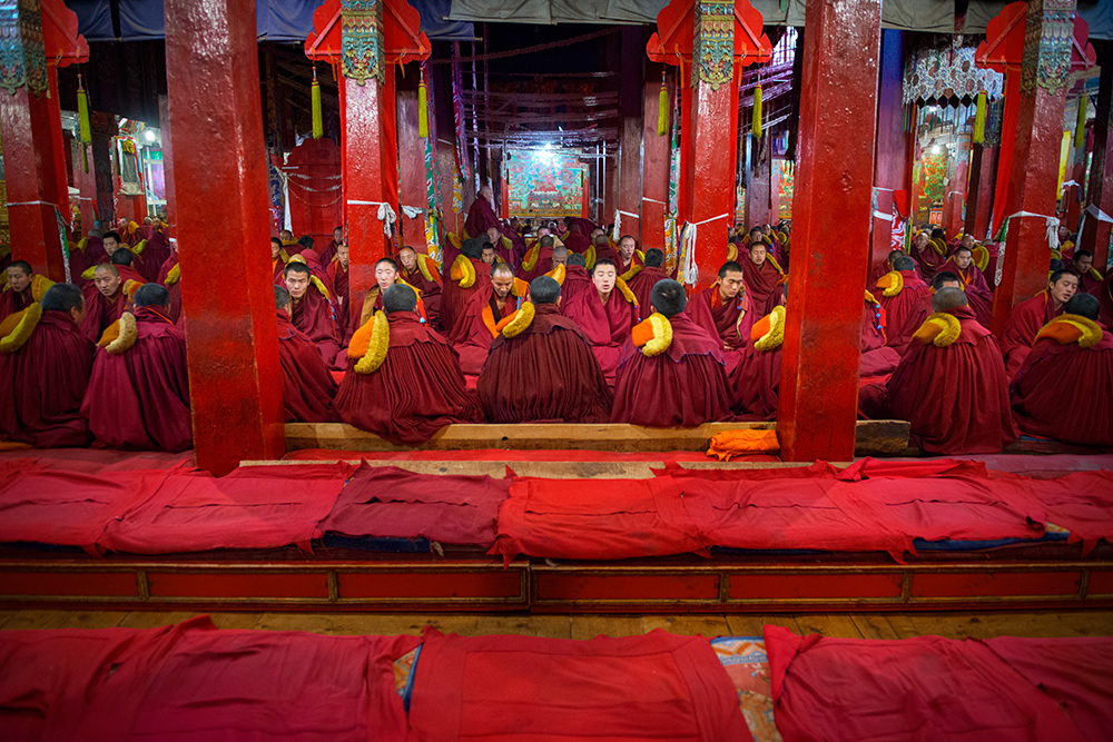 【强巴林寺早课的僧人】 2017.3.31摄于西藏强巴林寺