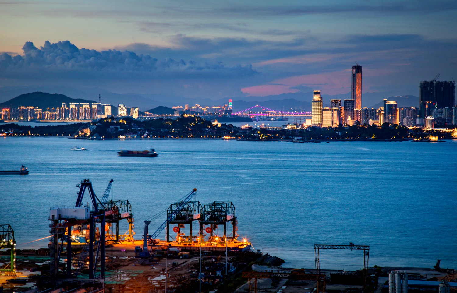 隔海相望——李小惠 摄 2017年8月摄于福建漳州港.jpg