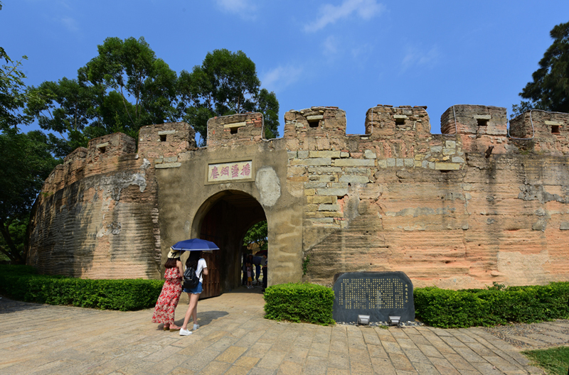 在南炮台拍摄的游客瞻仰历史古迹的一个镜头.