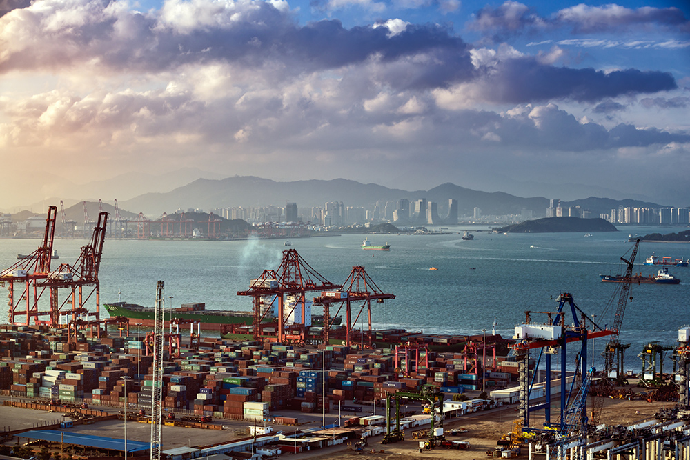 漳州港毗临厦门,漳州人敢于拼搏,勇于克服困难.