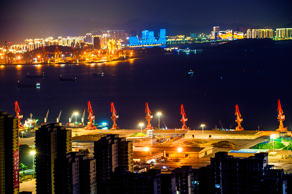 作品名称:《流光溢彩扮靓港区》