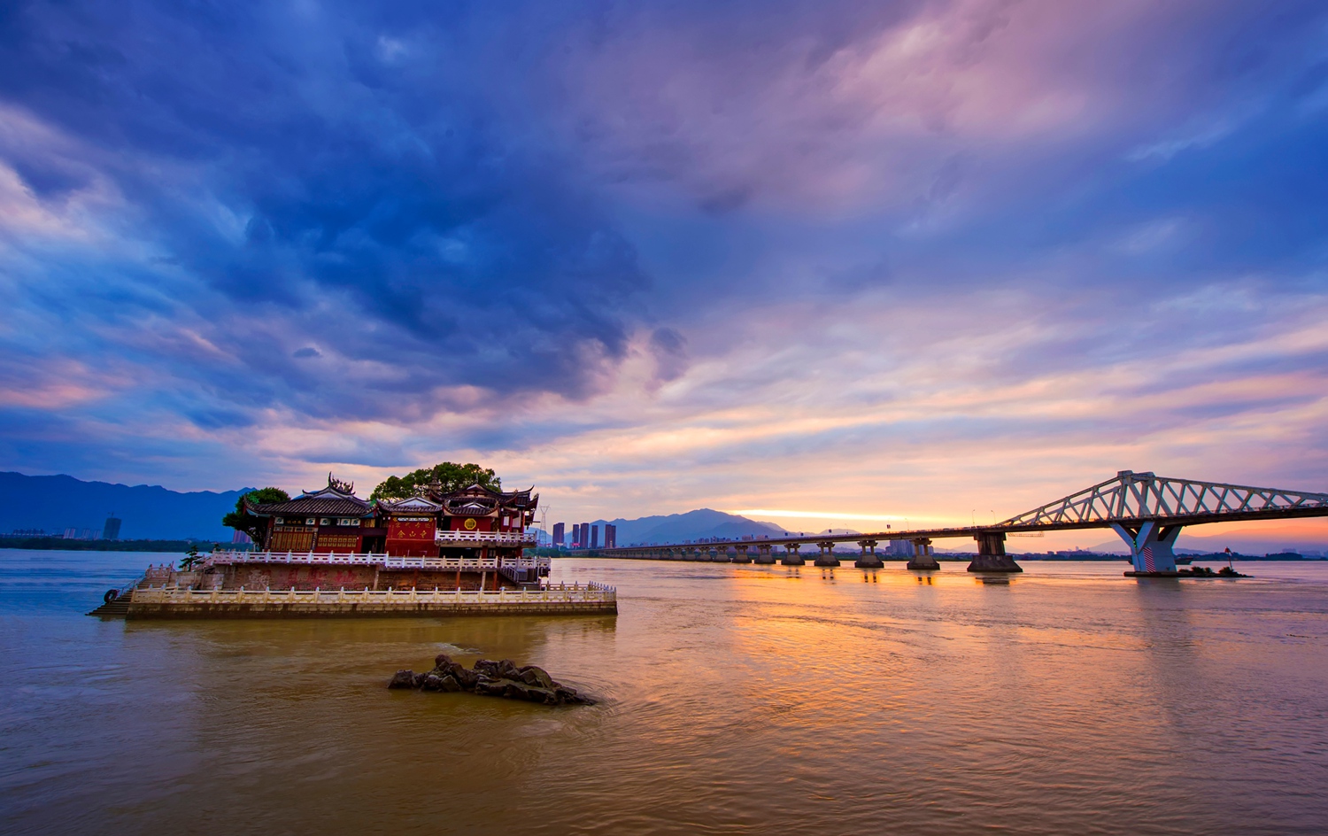 水上金山寺——刘永明 摄 2016年9月18日摄于福建福州.jpg