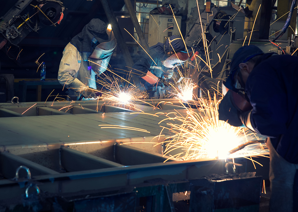 9.23拍摄于漳州,电焊车间工匠们焊接工精益求精,弧光闪烁.