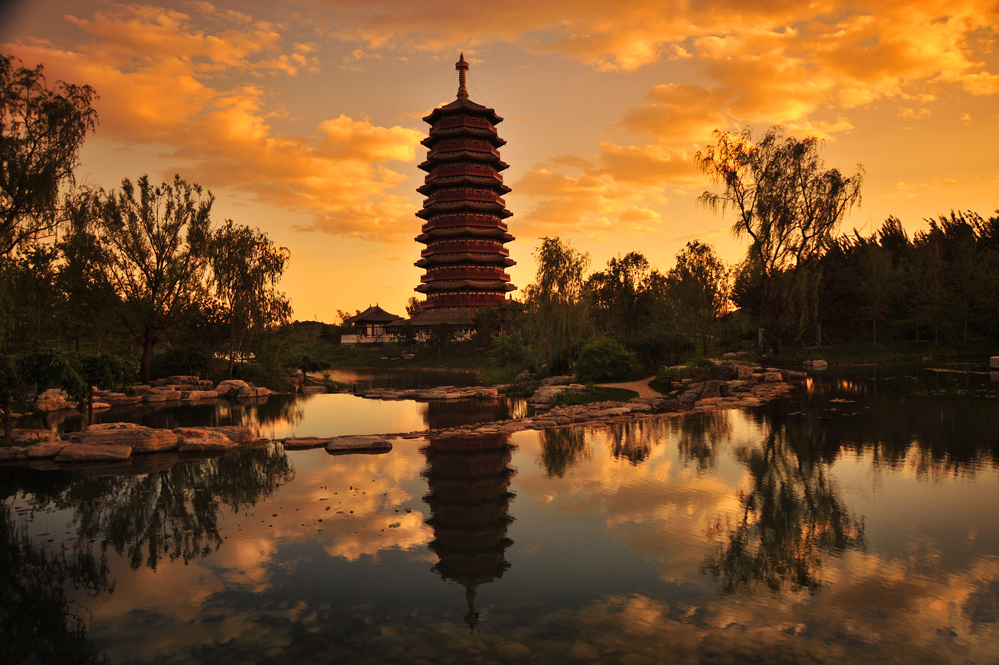 金色霞光中的雁栖塔