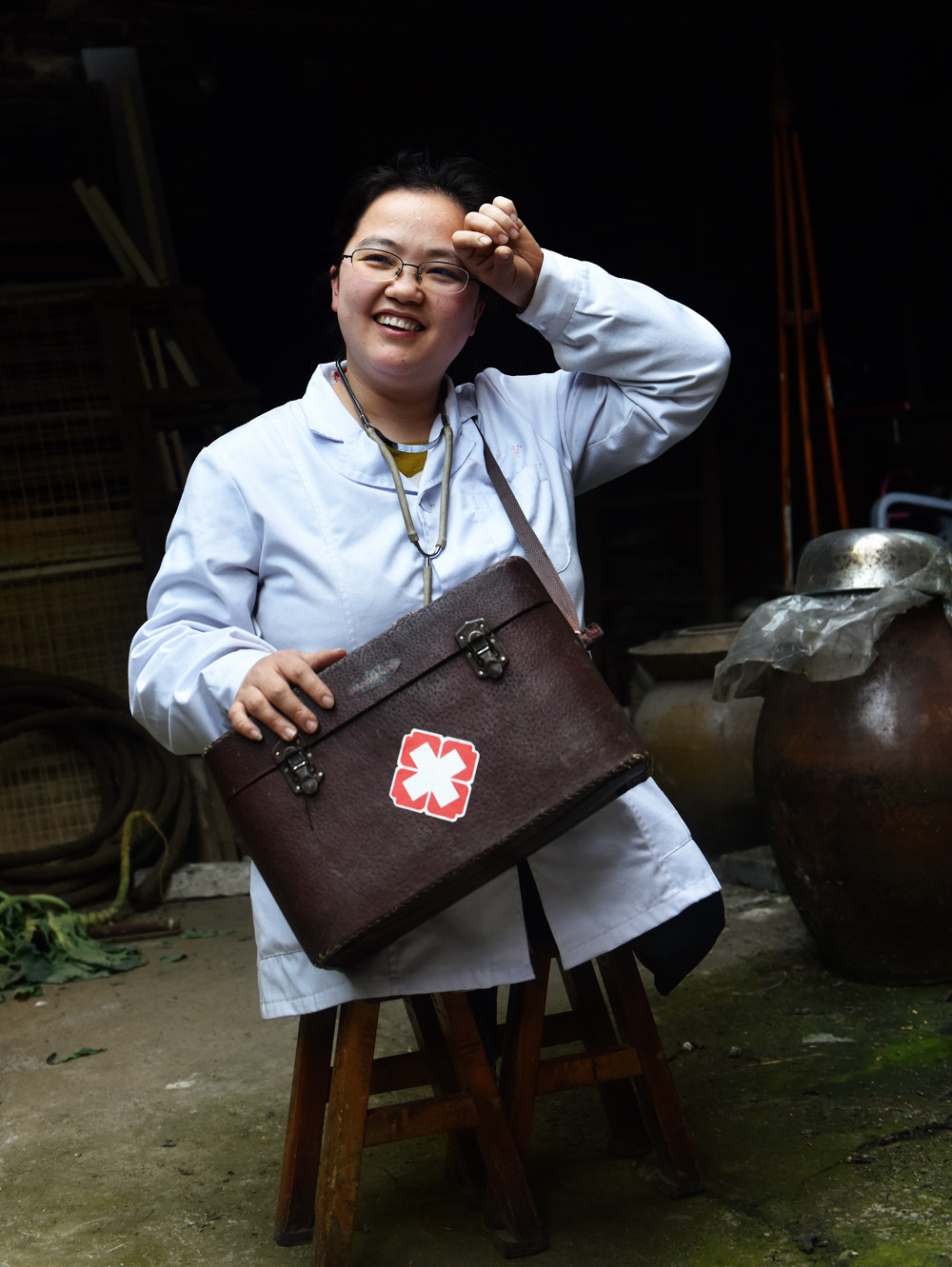在重庆市合川区清平镇瓦店村,有一名双腿截肢的乡村女医生叫李菊洪,现