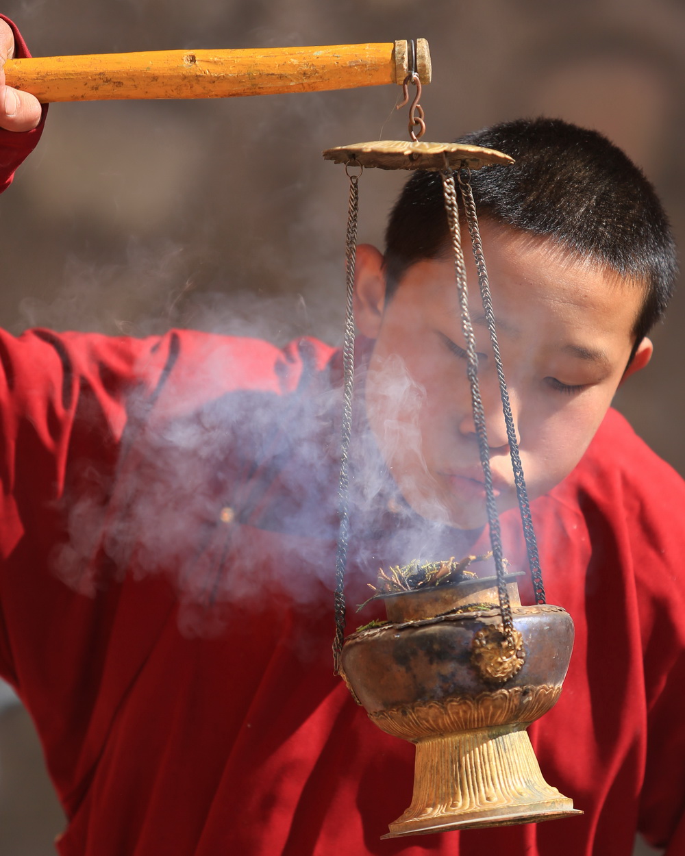黄庙主持每次做法事时,都要有两位小喇嘛提着香炉前行护法.