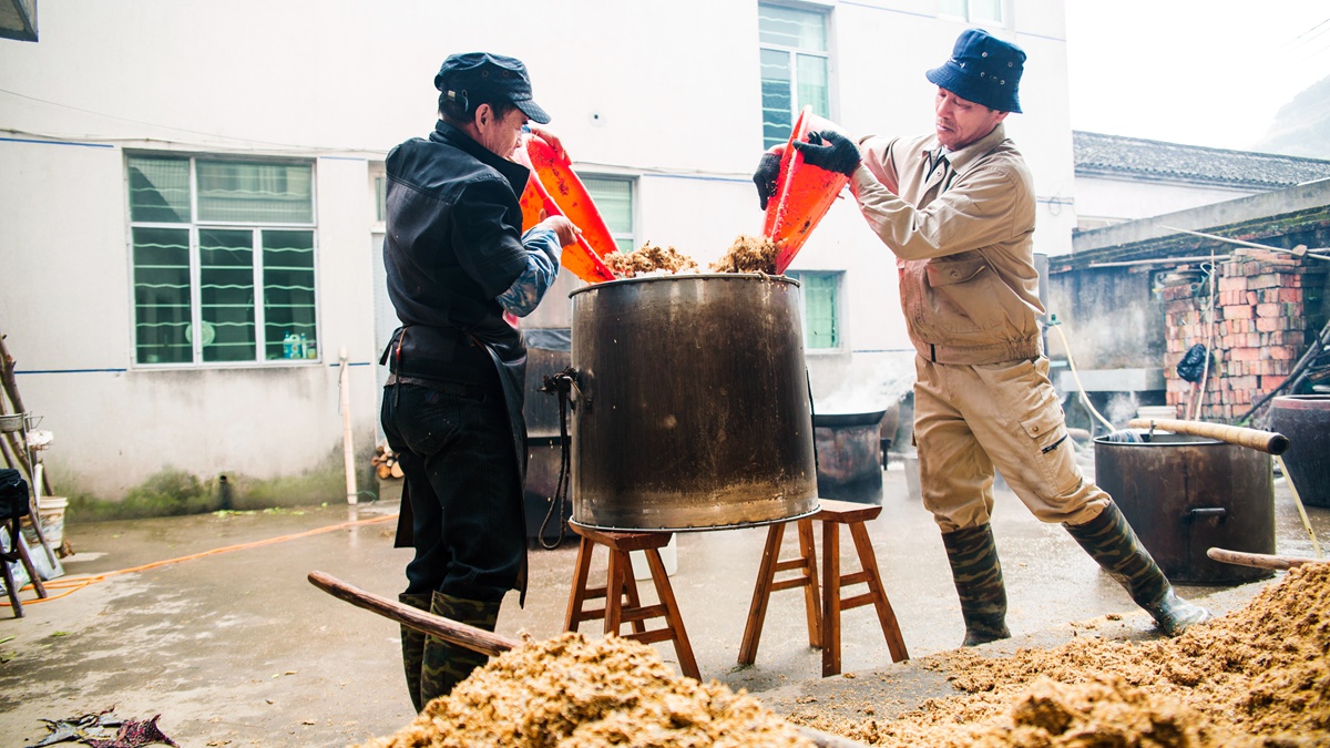 【土法制酒工艺组照】2"往高压釜里装酒料" 浙江