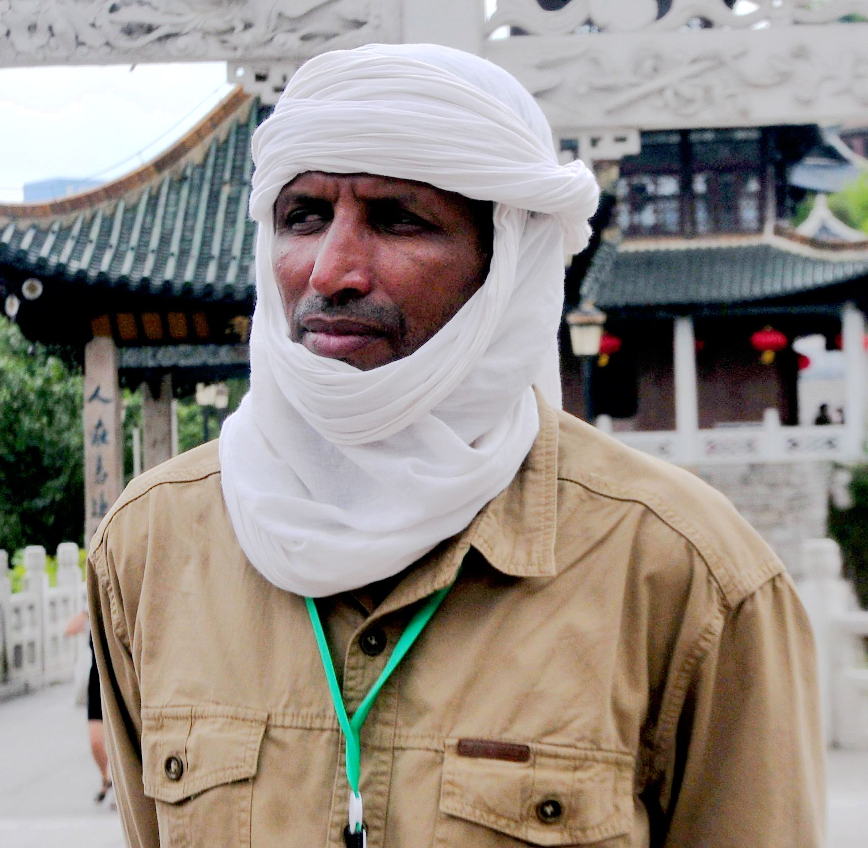 来甲秀楼游玩的中东人