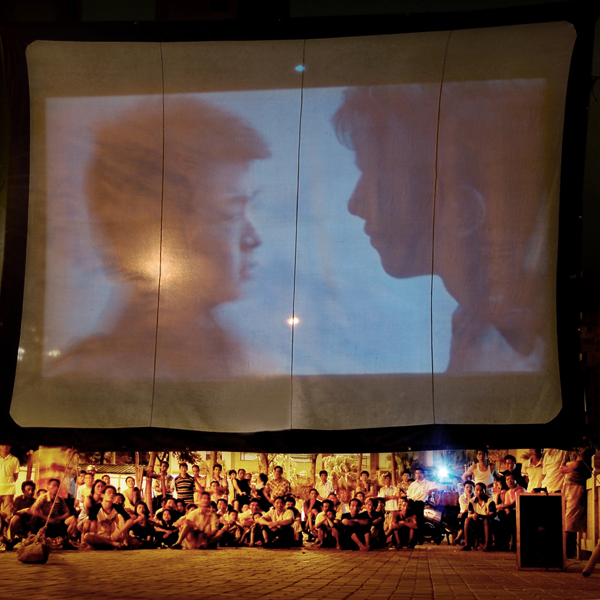 露天电影——林武旺 摄