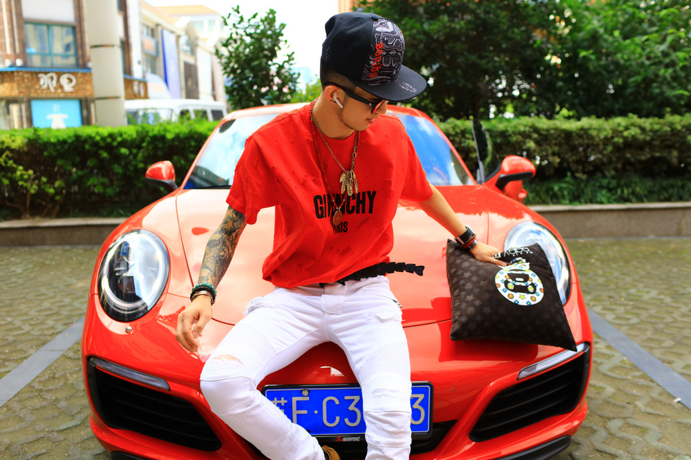 图24:李帅纬偏好红色,办公室,衣服,爱车,无不展现火红的颜色.