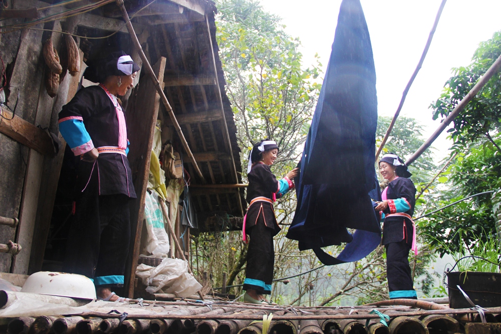 广西凌云瑶族打制蓝靛(组照8幅)