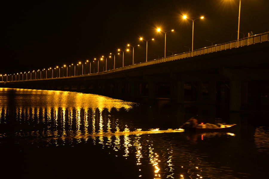 《金马大桥夜光景》