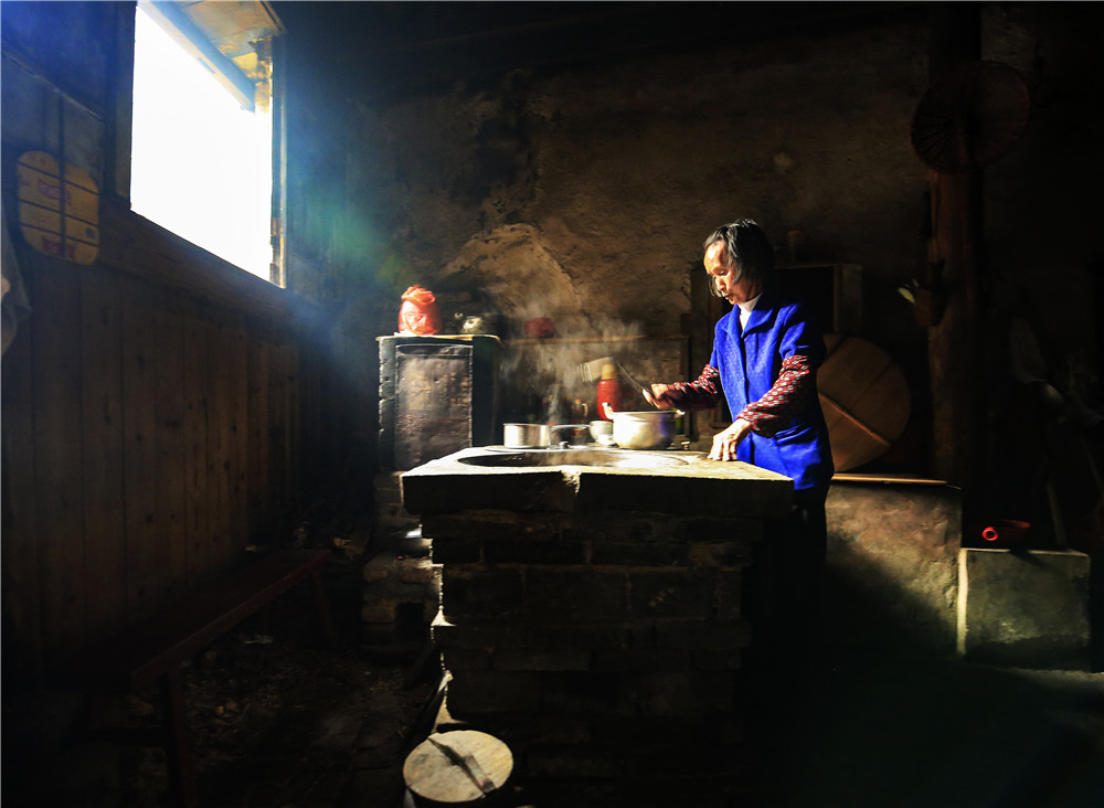 奶奶开始煮饭了