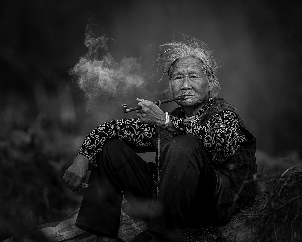  抽旱烟的老太太>作者:张广涛15853844498