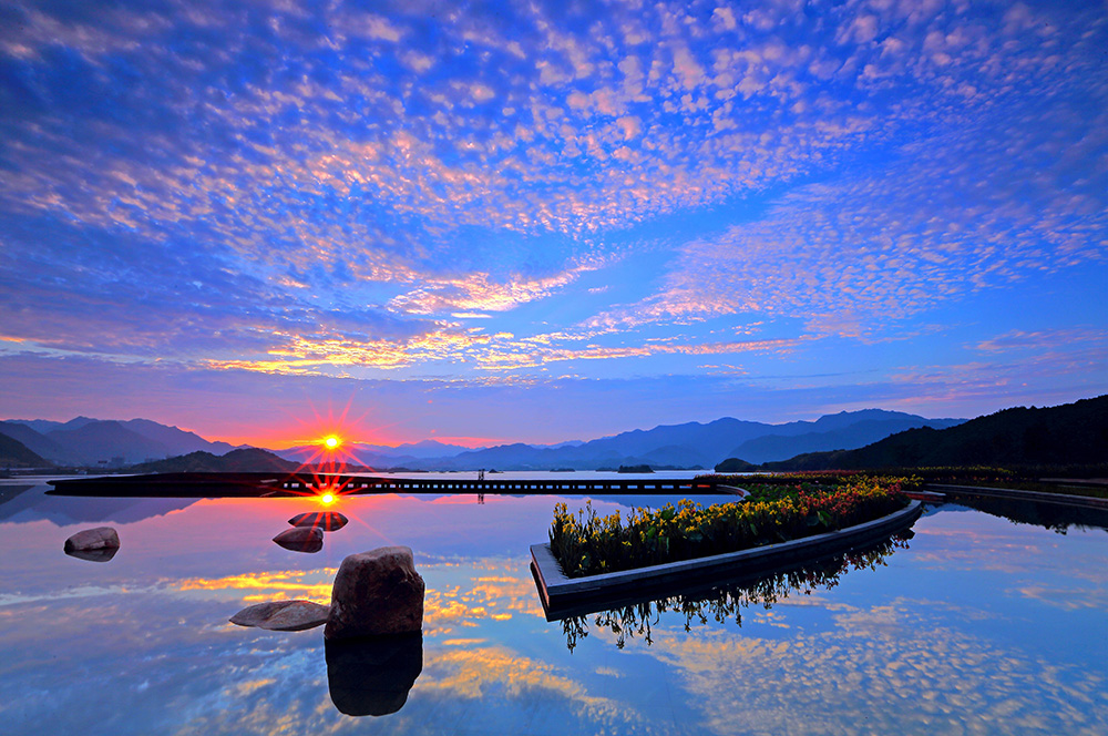 2013年8月1日,千岛湖镇珍珠广场日出时分一景
