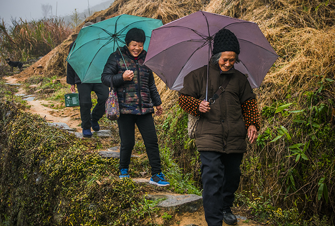 走亲戚》 照片拍摄于2017年3月12日,位于三门县亭旁镇的山巅上,三位老