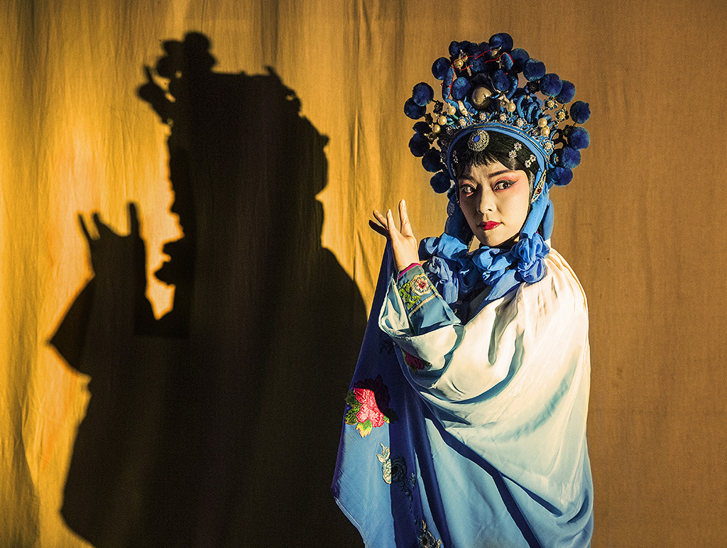 艺术类 《凝眸》 于金鹭 15896170073 光影交织下,淮剧演员瞬间的定格