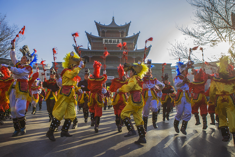拍摄地点  酒泉鼓楼   简要说明  市民在鼓楼下欢天喜地闹新春,耍社火