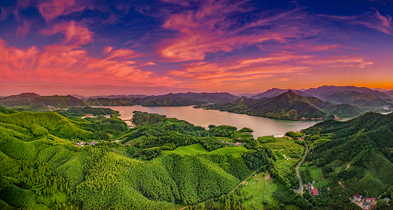 红霞映遍莫干山