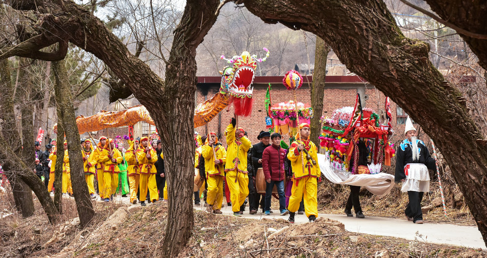 《乡村社火队》