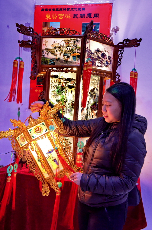 宫灯是江门传统的艺术品,精美的宫灯吸引着市民喜悦的目光.